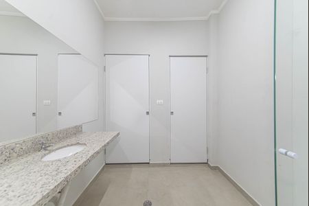Casa de condomínio à venda com 582m², 4 quartos e 5 vagas Casa de condomínio à venda com 582m², 4 quartos e 5 vagasBanheiro da Suíte