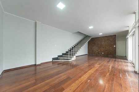 Casa de condomínio à venda com 582m², 4 quartos e 5 vagas Casa de condomínio à venda com 582m², 4 quartos e 5 vagasSala