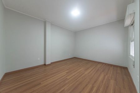 Casa de condomínio à venda com 582m², 4 quartos e 5 vagas Casa de condomínio à venda com 582m², 4 quartos e 5 vagasQuarto 1