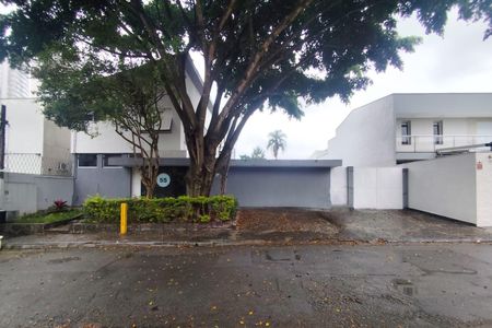 Casa de condomínio à venda com 582m², 4 quartos e 5 vagas Casa de condomínio à venda com 582m², 4 quartos e 5 vagasFachada