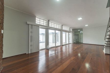 Casa de condomínio à venda com 582m², 4 quartos e 5 vagas Casa de condomínio à venda com 582m², 4 quartos e 5 vagasSala