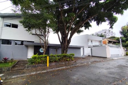 Casa de condomínio à venda com 582m², 4 quartos e 5 vagas Casa de condomínio à venda com 582m², 4 quartos e 5 vagasFachada