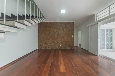 Casa de condomínio à venda com 582m², 4 quartos e 5 vagas Casa de condomínio à venda com 582m², 4 quartos e 5 vagasSala