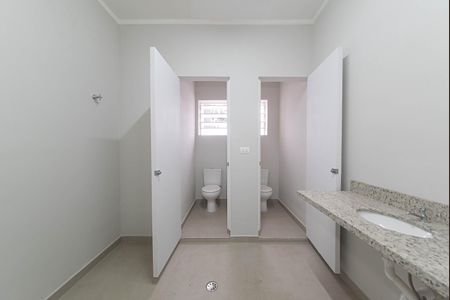 Casa de condomínio à venda com 582m², 4 quartos e 5 vagas Casa de condomínio à venda com 582m², 4 quartos e 5 vagasBanheiro Social