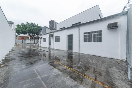 Casa de condomínio à venda com 582m², 4 quartos e 5 vagas Casa de condomínio à venda com 582m², 4 quartos e 5 vagasQuintal