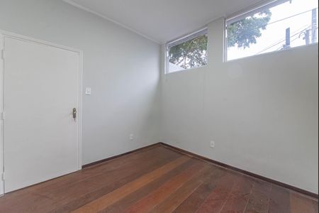 Casa de condomínio à venda com 582m², 4 quartos e 5 vagas Casa de condomínio à venda com 582m², 4 quartos e 5 vagasEscritorio