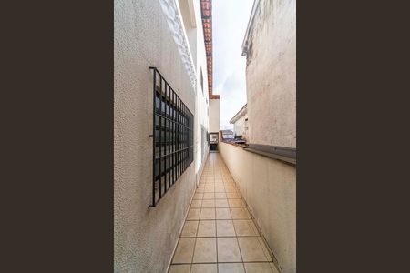 Casa à venda com 210m², 4 quartos e 2 vagas Casa à venda com 210m², 4 quartos e 2 vagasCorredor externo