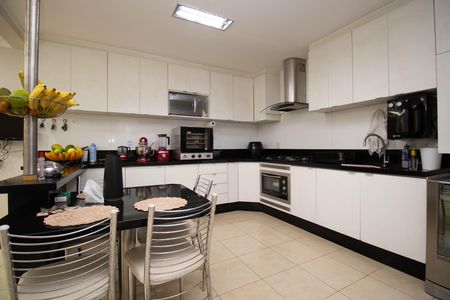 Casa para alugar com 300m², 4 quartos e 4 vagas Casa para alugar com 300m², 4 quartos e 4 vagasCozinha