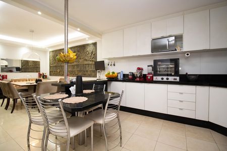 Casa para alugar com 300m², 4 quartos e 4 vagas Casa para alugar com 300m², 4 quartos e 4 vagasCozinha