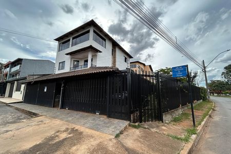 Casa para alugar com 300m², 4 quartos e 4 vagas Casa para alugar com 300m², 4 quartos e 4 vagasFachada