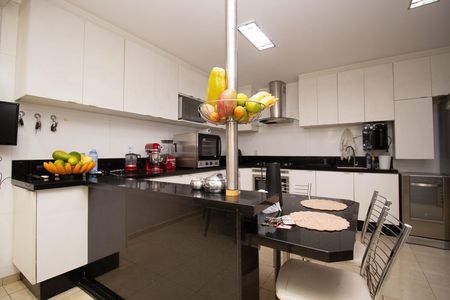 Casa para alugar com 300m², 4 quartos e 4 vagas Casa para alugar com 300m², 4 quartos e 4 vagasCozinha