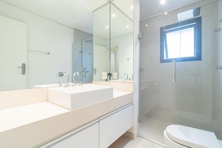Apartamento à venda com 150m², 2 quartos e 2 vagas Apartamento à venda com 150m², 2 quartos e 2 vagasBanheiro da Suíte