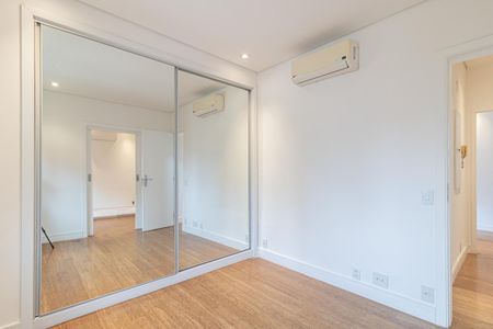 Apartamento à venda com 150m², 2 quartos e 2 vagas Apartamento à venda com 150m², 2 quartos e 2 vagasBanheiro da Suíte