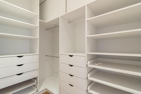 Apartamento à venda com 150m², 2 quartos e 2 vagas Apartamento à venda com 150m², 2 quartos e 2 vagasCloset da Suíte