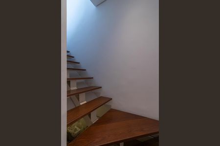 Apartamento à venda com 150m², 2 quartos e 2 vagas Apartamento à venda com 150m², 2 quartos e 2 vagasEscada