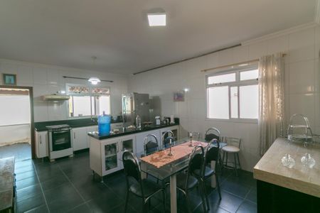 Casa à venda com 203m², 3 quartos e 7 vagas