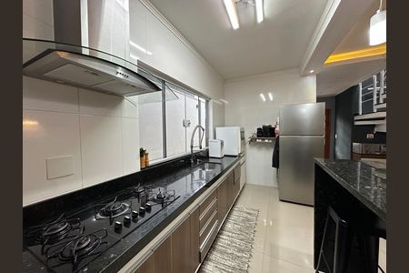 Casa para alugar com 189m², 3 quartos e 2 vagas Casa para alugar com 189m², 3 quartos e 2 vagasCozinha - Armários