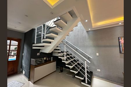 Casa para alugar com 189m², 3 quartos e 2 vagas Casa para alugar com 189m², 3 quartos e 2 vagasEscada