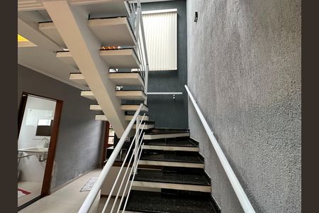 Casa para alugar com 189m², 3 quartos e 2 vagas Casa para alugar com 189m², 3 quartos e 2 vagasEscada