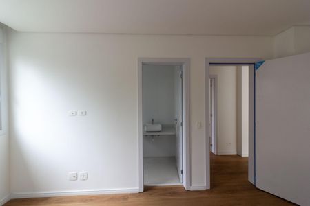 Casa de condomínio à venda com 418m², 4 quartos e 4 vagas Casa de condomínio à venda com 418m², 4 quartos e 4 vagasQuarto 2 - Suíte 2