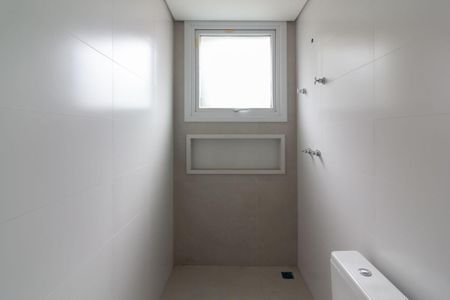 Casa de condomínio à venda com 418m², 4 quartos e 4 vagas Casa de condomínio à venda com 418m², 4 quartos e 4 vagasBanheiro Suíte 2
