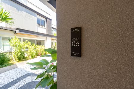 Casa de condomínio à venda com 418m², 4 quartos e 4 vagas Casa de condomínio à venda com 418m², 4 quartos e 4 vagasFachada