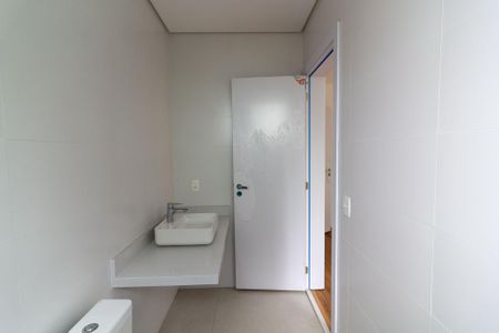 Casa de condomínio à venda com 418m², 4 quartos e 4 vagas Casa de condomínio à venda com 418m², 4 quartos e 4 vagasBanheiro Suíte 2