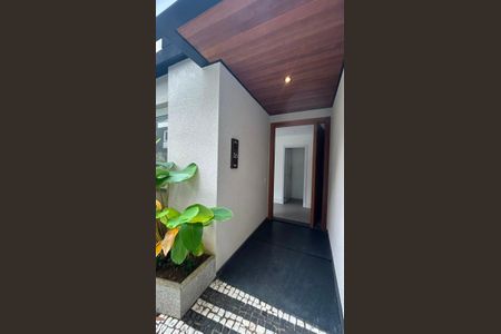 Casa de condomínio à venda com 418m², 4 quartos e 4 vagas Casa de condomínio à venda com 418m², 4 quartos e 4 vagasFachada