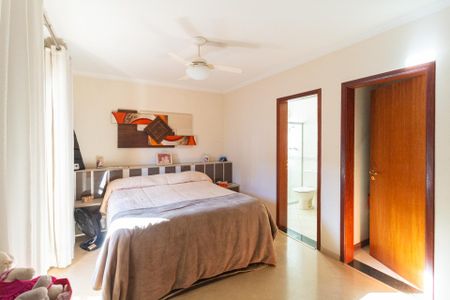 Casa à venda com 497m², 5 quartos e 5 vagasSuíte 2