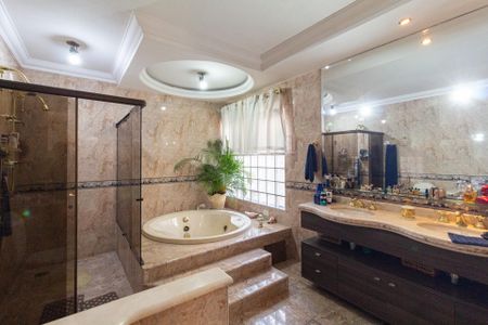 Casa à venda com 497m², 5 quartos e 5 vagasBanheiro da Suíte 1