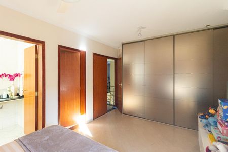 Casa à venda com 497m², 5 quartos e 5 vagasSuíte 2
