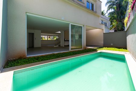 Casa de condomínio à venda com 410m², 4 quartos e 4 vagas Casa de condomínio à venda com 410m², 4 quartos e 4 vagasPiscina