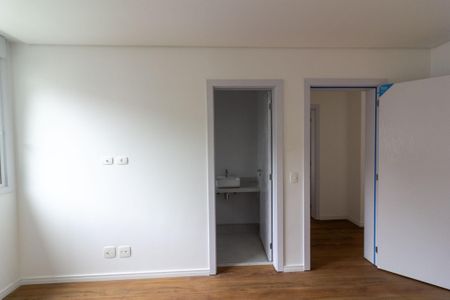 Casa de condomínio à venda com 410m², 4 quartos e 4 vagas Casa de condomínio à venda com 410m², 4 quartos e 4 vagasQuarto 3 - Suíte 3