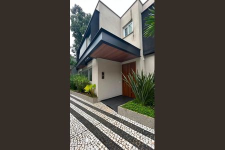 Casa de condomínio à venda com 410m², 4 quartos e 4 vagas Casa de condomínio à venda com 410m², 4 quartos e 4 vagasFachada