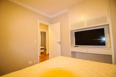 Apartamento à venda com 282m², 4 quartos e 3 vagas Apartamento à venda com 282m², 4 quartos e 3 vagasQuarto 01