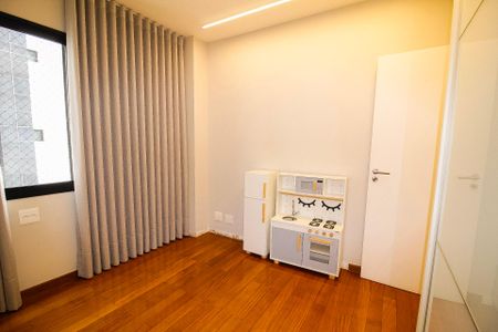 Apartamento à venda com 282m², 4 quartos e 3 vagas Apartamento à venda com 282m², 4 quartos e 3 vagasQuarto 02