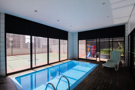 Apartamento à venda com 282m², 4 quartos e 3 vagas Apartamento à venda com 282m², 4 quartos e 3 vagasÁrea comum - Piscina