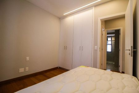 Apartamento à venda com 282m², 4 quartos e 3 vagas Apartamento à venda com 282m², 4 quartos e 3 vagasQuarto 03
