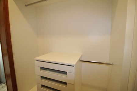 Apartamento à venda com 282m², 4 quartos e 3 vagas Apartamento à venda com 282m², 4 quartos e 3 vagasCloset da Suite