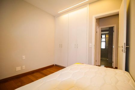 Apartamento à venda com 282m², 4 quartos e 3 vagas Apartamento à venda com 282m², 4 quartos e 3 vagasQuarto 03