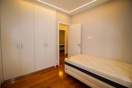 Apartamento à venda com 282m², 4 quartos e 3 vagas Apartamento à venda com 282m², 4 quartos e 3 vagasQuarto 03
