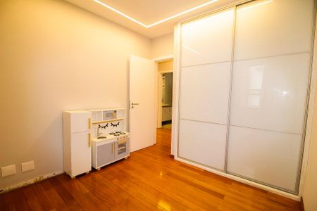 Apartamento à venda com 282m², 4 quartos e 3 vagas Apartamento à venda com 282m², 4 quartos e 3 vagasQuarto 02