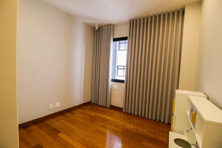 Apartamento à venda com 282m², 4 quartos e 3 vagas Apartamento à venda com 282m², 4 quartos e 3 vagasQuarto 02