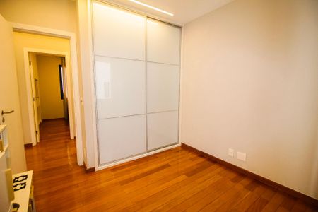 Apartamento à venda com 282m², 4 quartos e 3 vagas Apartamento à venda com 282m², 4 quartos e 3 vagasQuarto 02