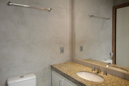 Apartamento à venda com 282m², 4 quartos e 3 vagas Apartamento à venda com 282m², 4 quartos e 3 vagasBanheiro da Suíte