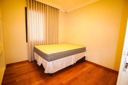 Apartamento à venda com 282m², 4 quartos e 3 vagas Apartamento à venda com 282m², 4 quartos e 3 vagasQuarto 01