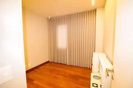 Apartamento à venda com 282m², 4 quartos e 3 vagas Apartamento à venda com 282m², 4 quartos e 3 vagasQuarto 02