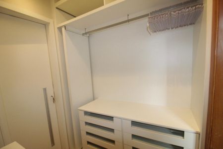 Apartamento à venda com 282m², 4 quartos e 3 vagas Apartamento à venda com 282m², 4 quartos e 3 vagasCloset da Suite