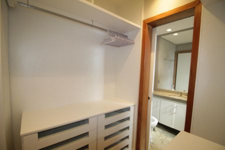 Apartamento à venda com 282m², 4 quartos e 3 vagas Apartamento à venda com 282m², 4 quartos e 3 vagasCloset da Suite