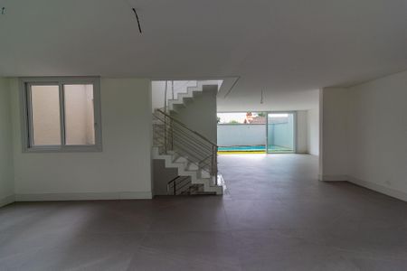 Casa à venda com 408m², 4 quartos e 4 vagas Casa à venda com 408m², 4 quartos e 4 vagasSala